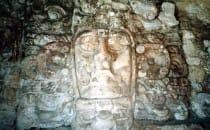 Maske in Kohunlich, Mexiko