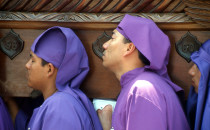 Ostern-Antigua-Traeger-nah, Guatemala
