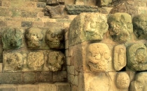 Treppe mit Totenköpfen - Museum von Copán, Honduras