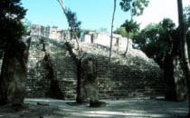 Stelen in Calakmul, Mexiko