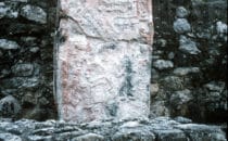 Stele in Calakmul, Mexiko