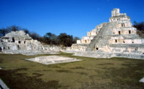 Plaza in Edzná, Mexiko