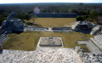 Plaza in Edzná, Mexiko