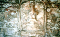 Stuckmaske in Kohunlich, Mexiko