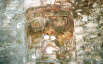 Stuckmaske in Kohunlich, Mexiko