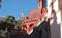 Kathedrale mit "El Pipila" im Hintergrund, Guanajuato, Mexiko