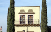 Straßenecke mit Zypressen, Querétaro, Mexiko