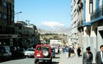 La Paz mit Vulkan Illimani, Bolivien