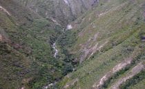 Blick von der Seilbahn auf den Zufluss des Utcubamba, Peru