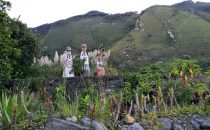 Nachbildungen der Sarkophage im Museum von Leimebamba, Peru