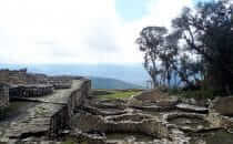 Kuélap - Reste der runden Gebäude, Peru