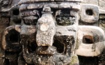 Stuckmaske in Tikal, Guatemala