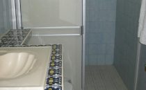 Hotel Brennan bathroom