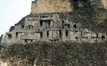 Stuckfries am Haupttempel in Xunantunich, Belize