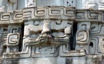 Stuckfries Detail am Haupttempel in Xunantunich, Belize
