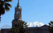Blick über die Kathedrale von Arequipa auf die Kordillere, Peru