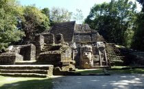 Tempel with mask, Lamanai, Belize