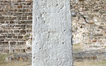 Monte Albán - Stele vor Nordplattform, Mexiko