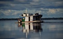 Fischerboot auf dem Rio Negro, Amazonas, Brasilien