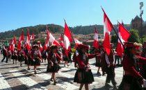 Schulparade in Cusco, Bolivien