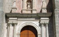 Kirchenportal in Oaxaca, Mexiko