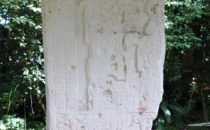 Stele in Yaxchilán, Chiapas Mexiko