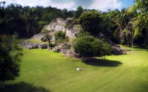 Pyramide und Plaza in Kohunlich, Mexiko