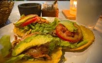 Salbutes im Restaurant Kini, Izamal, Mexiko